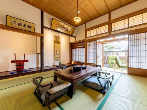 Kashima House | 総襖絵の宿 水頭別宅 Suito Bettaku 19 years old minimum age to stay