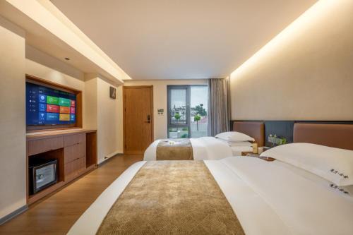Chizhou Hotel | 花筑九华山漫月云山民宿肉身宝殿店