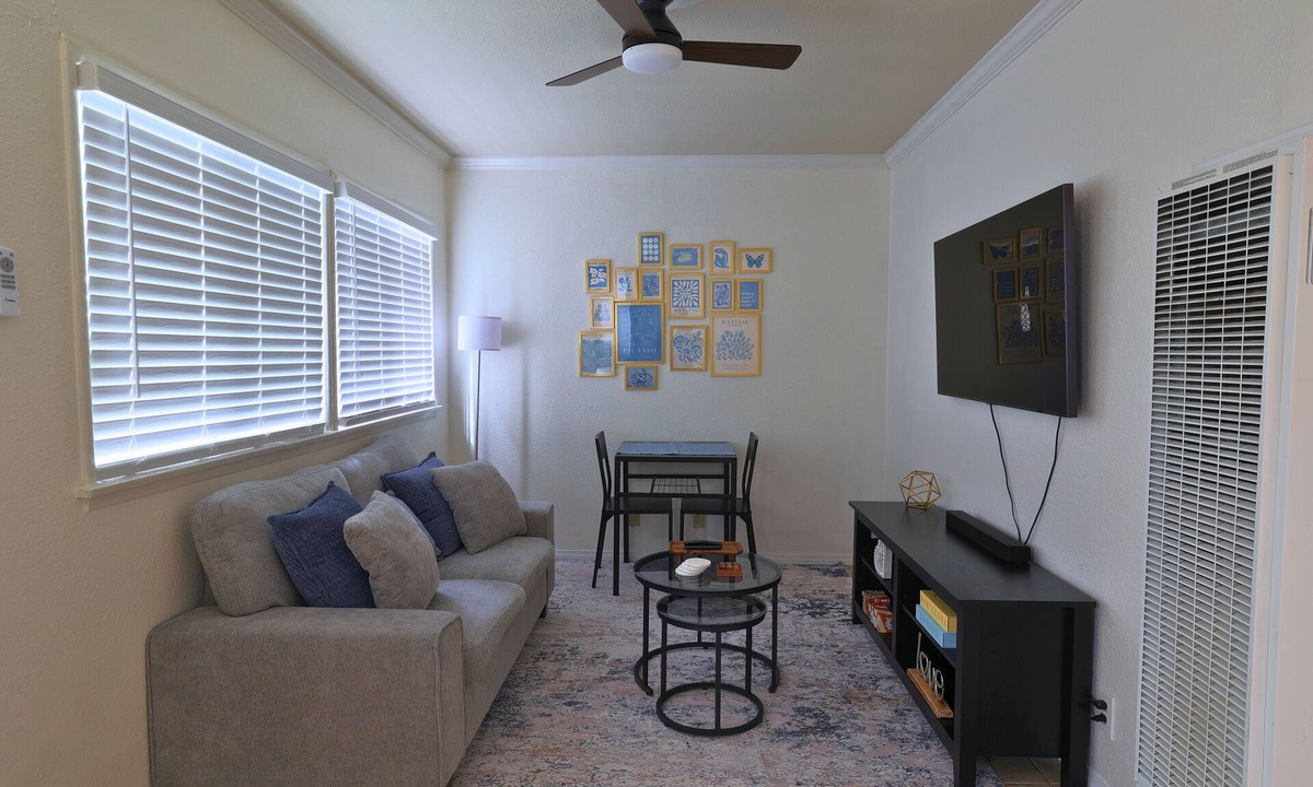 North Long Beach House | 1 Bedroom home for extended stays near Bixby Knolls + Free WiFi + Queen Bed