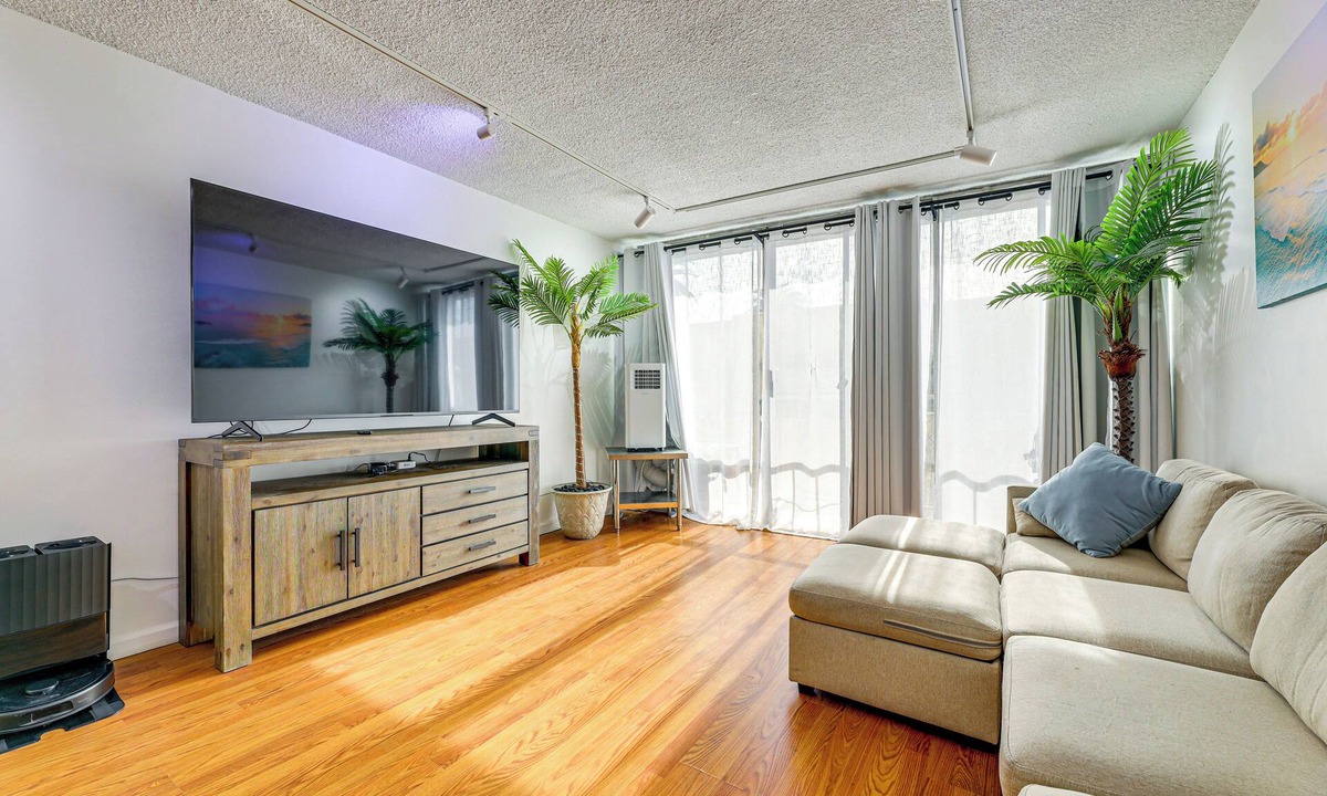 East Village Condo | 1 Mi to Shoreline Village: Chic Long Beach Apt