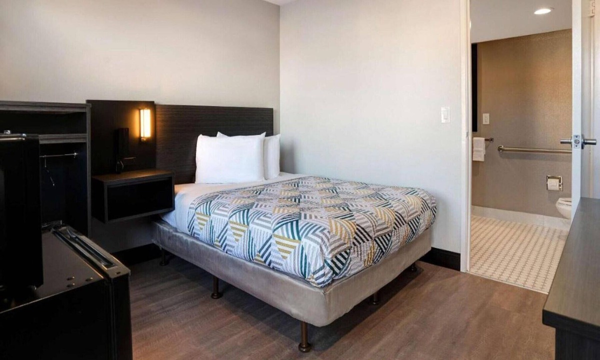 Eureka Apartment | 1 Queen Bed | Non-Smoking, Micfridge