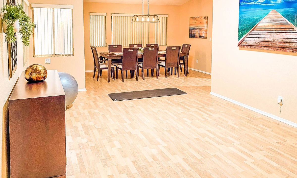 Paradise House | 1 Story Vegas Home | Office Dual Monitors | Fast Wifi | Near Strip & Airport