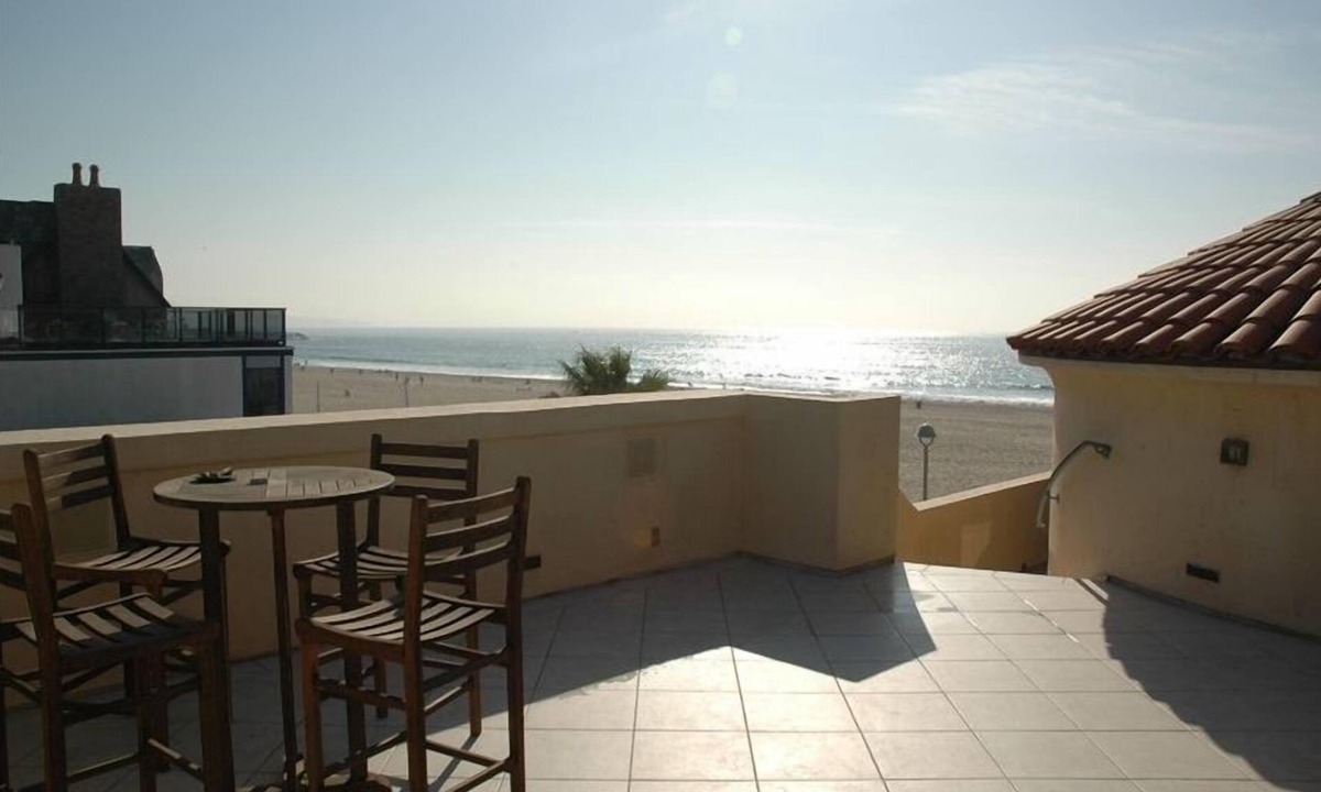 Hermosa Beach House | 2 Bedroom Strand Townhome with A/C, Rooftop Deck and Parking. Walk to Beach Life