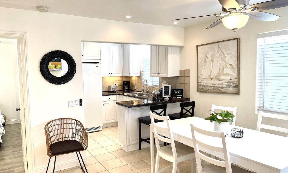 West Newport Apartment | 2-blocks to beach, Private Rooftop Deck!