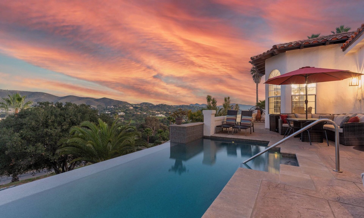 Vista House | 2-Home Family Estate Legoland, Beach, Zoo Sleep 22+ Hilltop Family Mansion