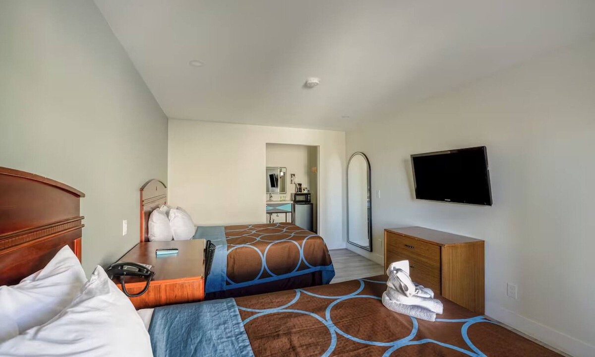 Barstow Hotel | 2 Nostalgic Rooms w/2 Queen Beds w/Retro Décor - Escape Along Route 66