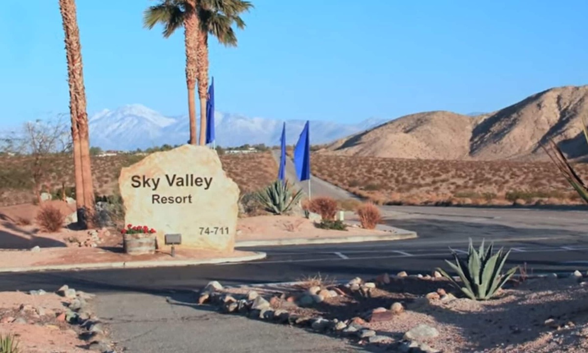 Desert Hot Springs Resort | 2 Pools & 11 Spas.WARM to HOT MINERAL WATER. Pools are cooled in the summer!
