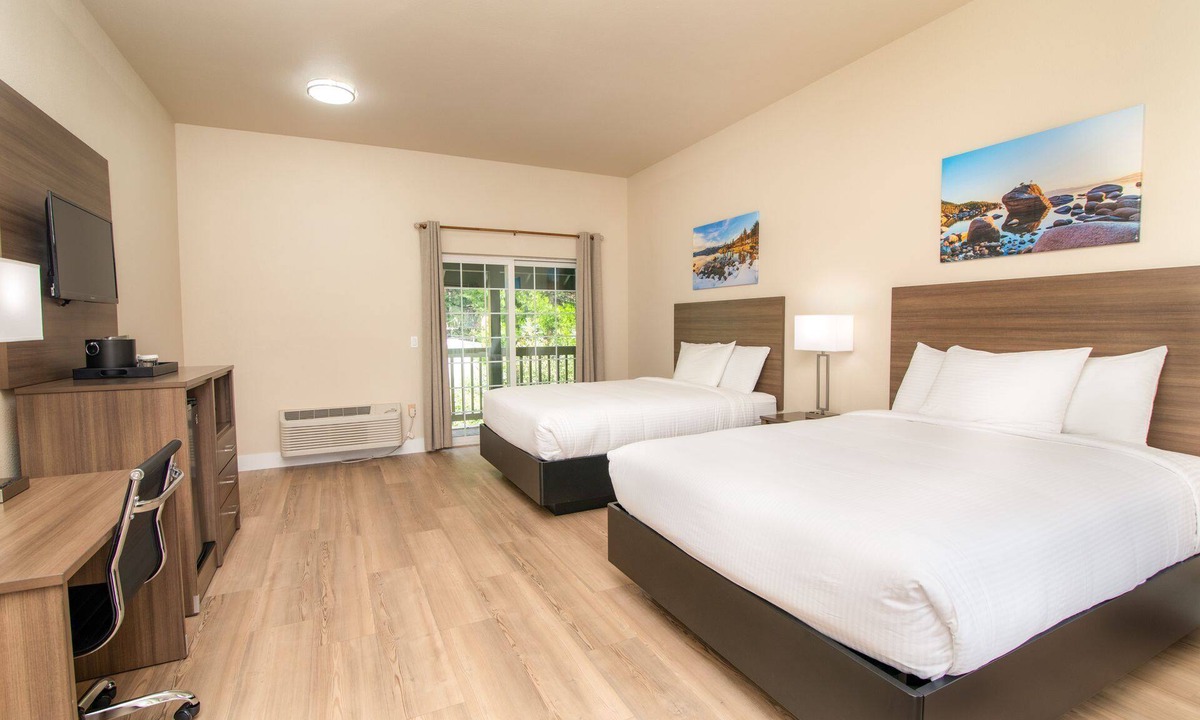 Apple Hill Hotel | 2 Queen Bed in a Hotel