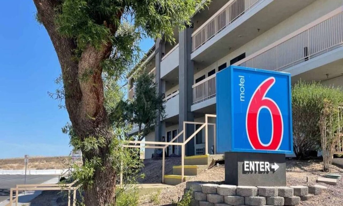 Barstow Apartment | 2 Queen Beds|Non-Smoking,Micfridge