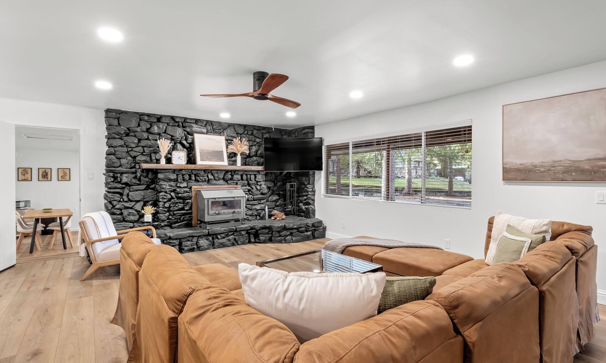 Oakhurst House | 2 Units that can host 29 Guests, Moments away from Yosemite & Bass Lake
