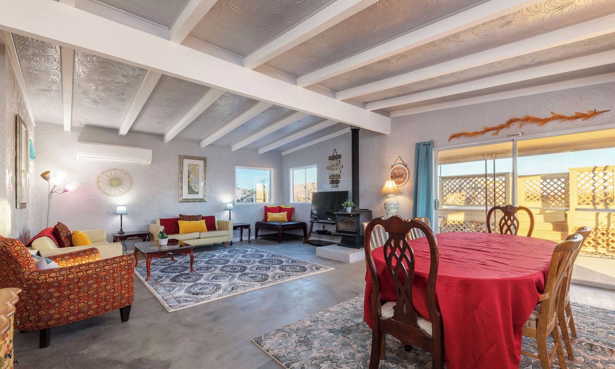 Wonder Valley House | 20 mins from Joshua Tree National Park mountain views stargazing firepit pool