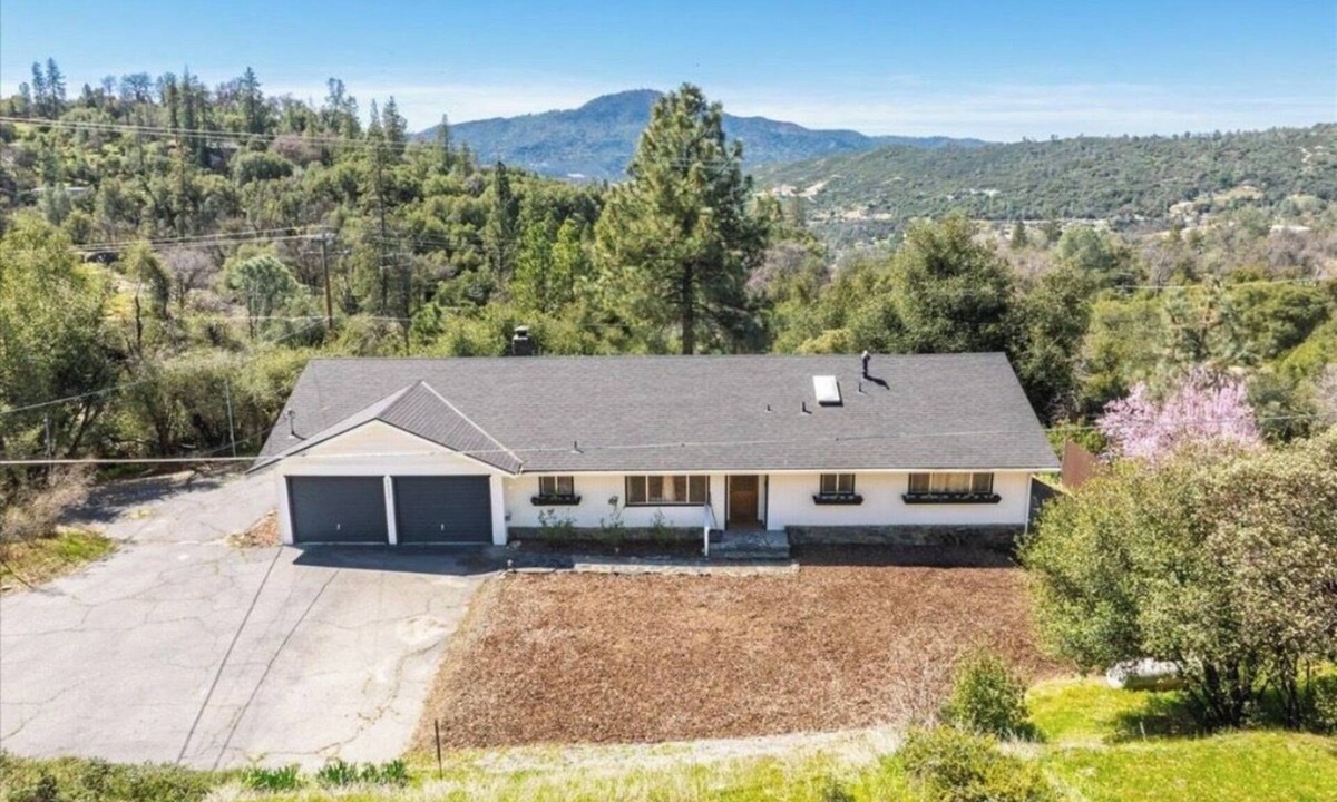 Yosemite Forks House | 20 mins to Yosemite Hot Tub Escape Game Room