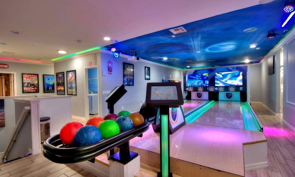 Loughman House | 28 Bedrooms Global Hollywood Bowling Villas sleep 70