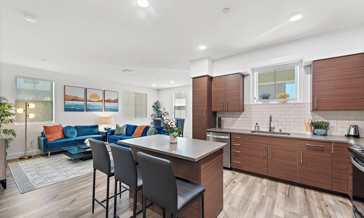 Anaheim Colony Historic District Apartment | 2Bedroom 2Bath Beauty Steps Away from Disneyland. Comes with Pool, Jacuzzi & Gym