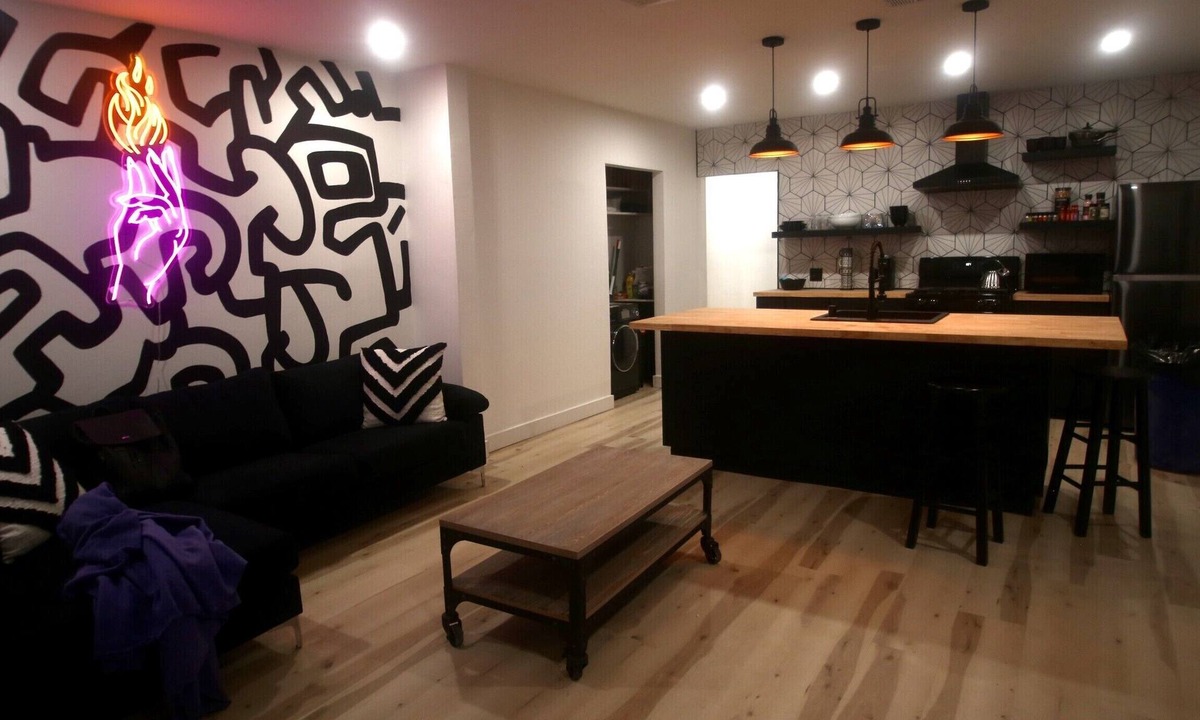 Hollywood House | 2BR Lit & Spacious Across from Netflix