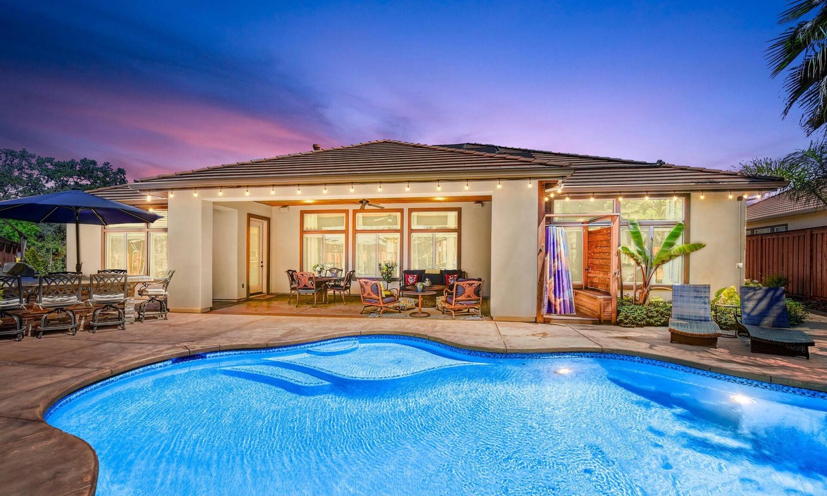 Roseville House | 3,000sqft Villa with pool, spa, outdoor kitchen, veg garden. Great location!