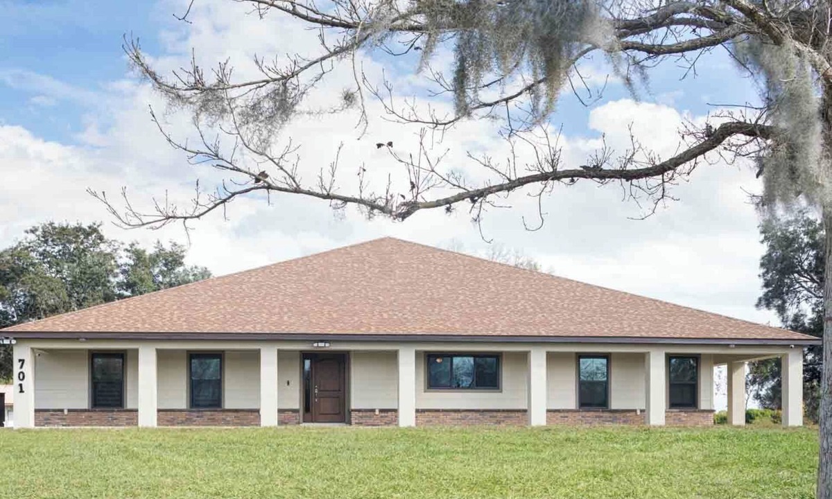 Kissimmee House | 3 bedroom 2 bath house with pool in terrific Kissimmee on 5 acre property.