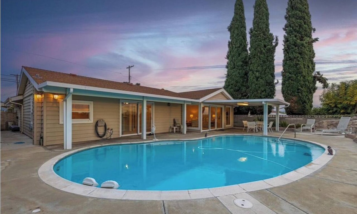 Lake Murray House | 3-bedroom cozy house in San Diego with sparkling pool!