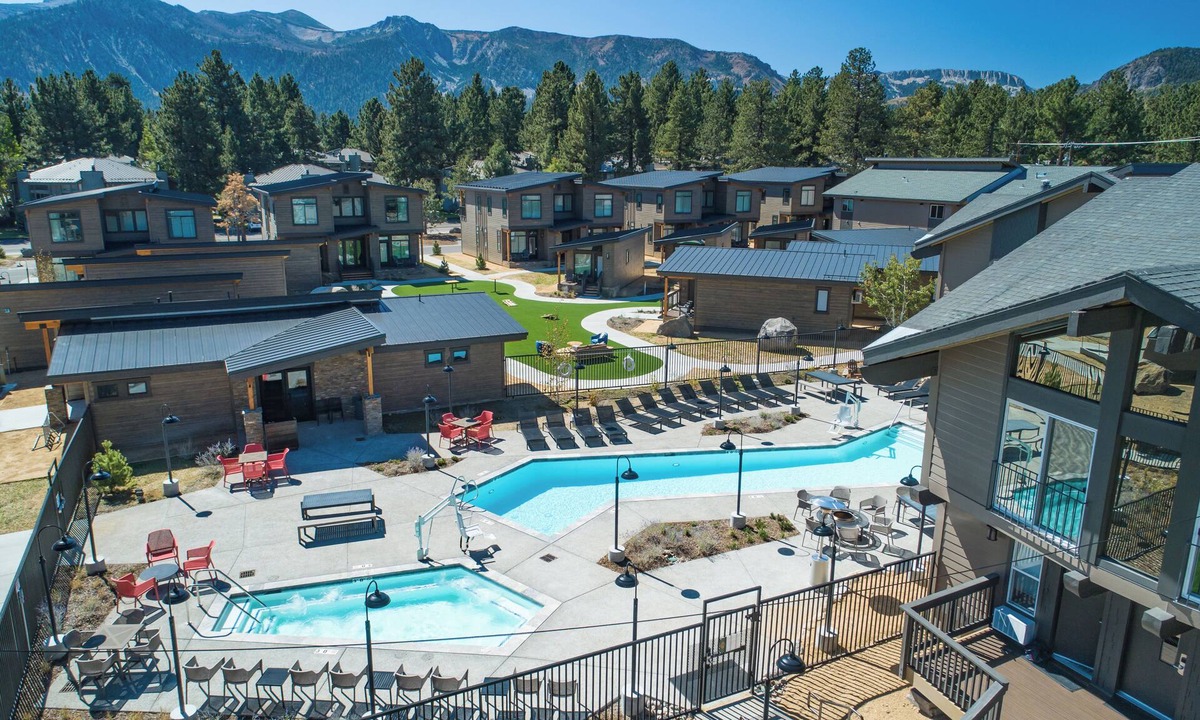 Mammoth Lakes Hotel | 3 Family Alpine Units with Pool Access Near Mammoth Mountain & Scenic Trails