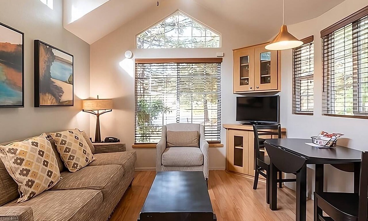 Napa Hotel | 3 Family Friendly Units | 1.2 mi to Napa Opera House | Free Parking | Pool