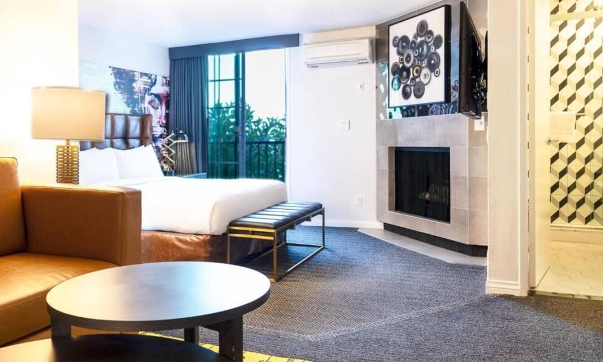 Norma Triangle Hotel | 3 Rooms | Minutes from Beverly Hills Hotspots | Tennis Court, Pool, & Rooftop