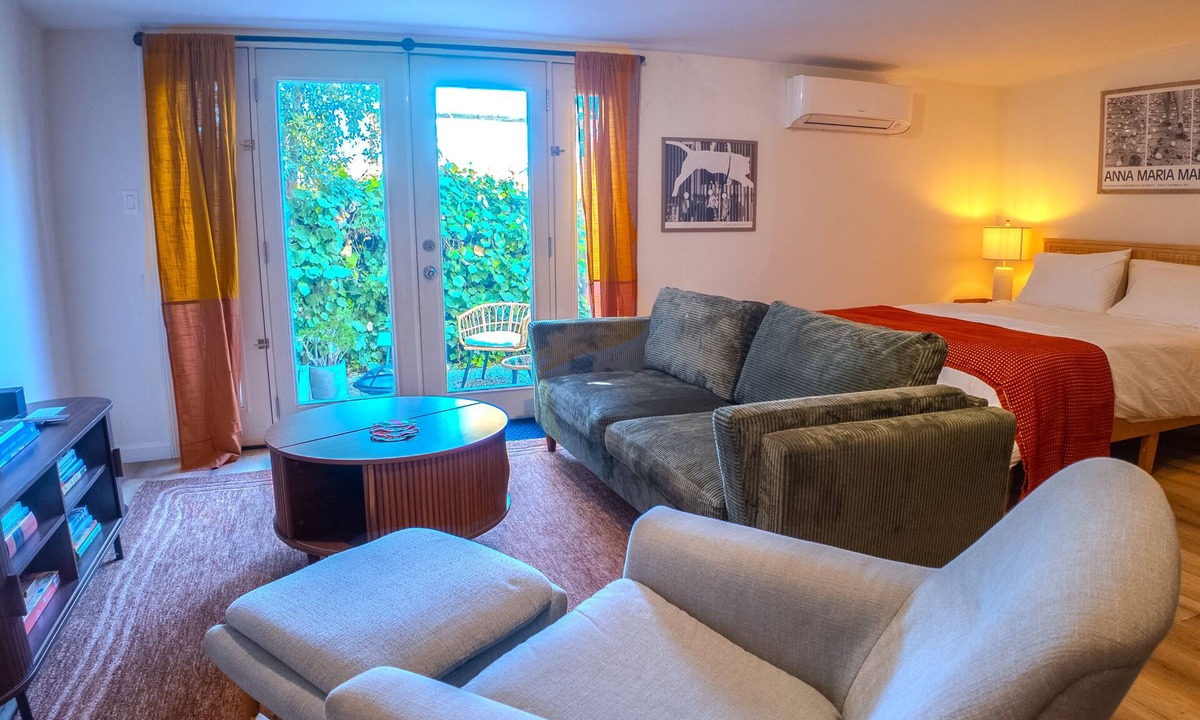 East Hollywood Cottage | 30-Day Or More Creative Studio Casita Oasis