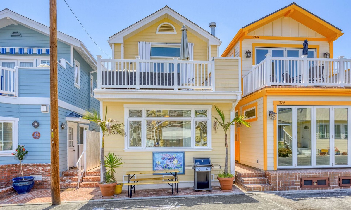 Avalon House | 334E: Sprawling House on Popular Eucalyptus Str, Stone Tile Floors, Updated Kitc