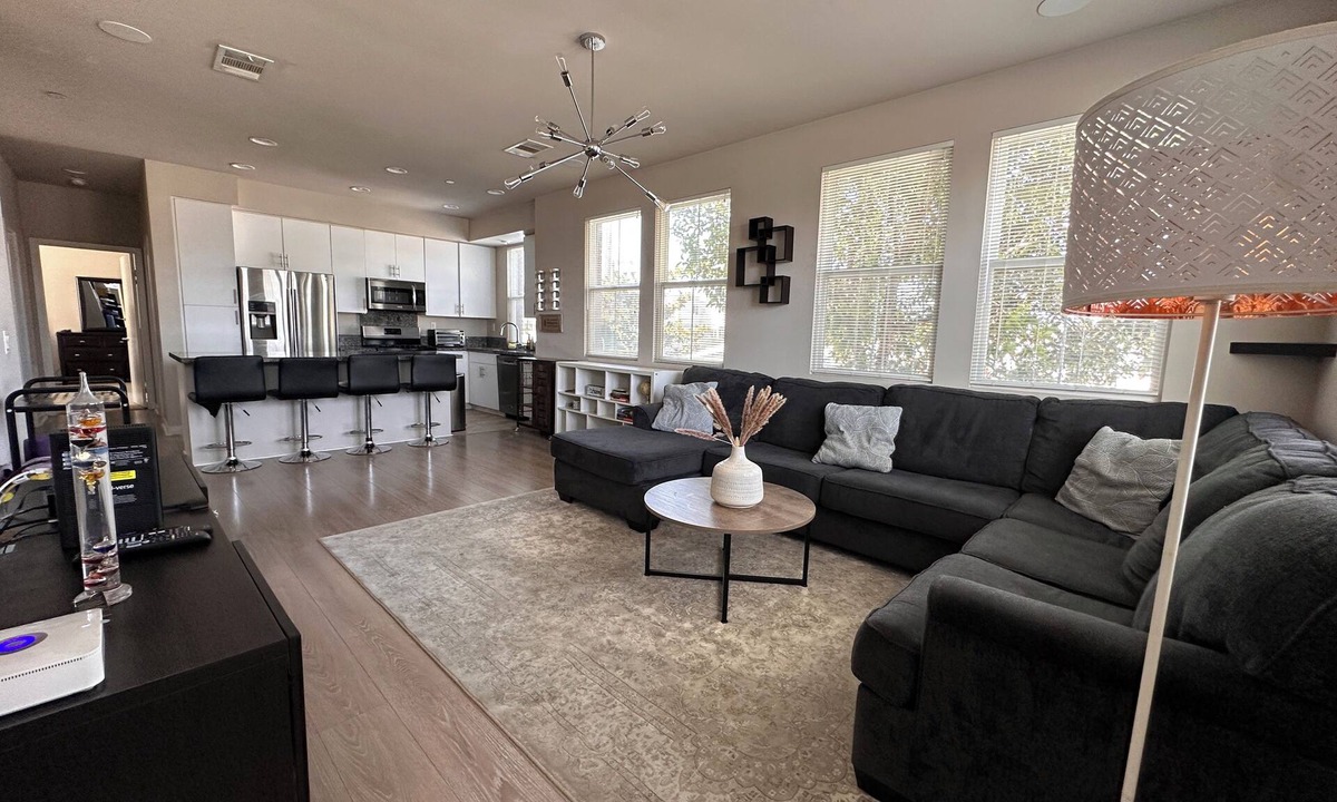 Anaheim Colony Historic District House | 3Bed 3Bath 2 Mi to Disneyland, Free Tesla Charging!