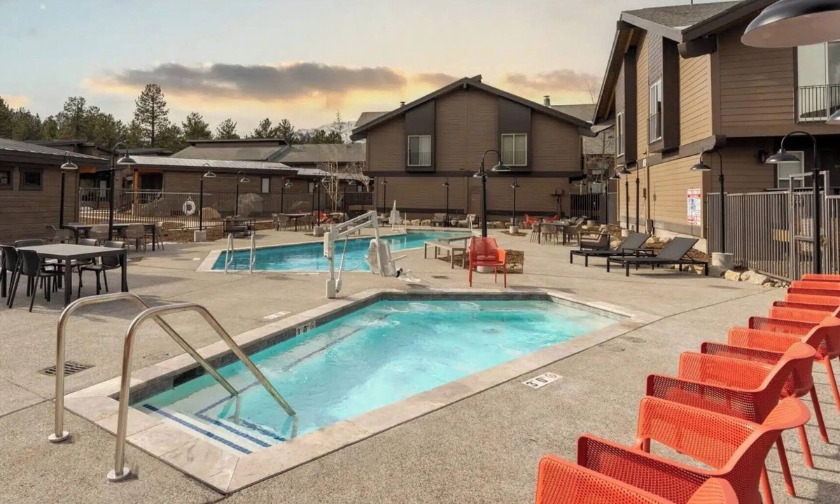 Mammoth Lakes Hotel | 4 Cozy Alpine Units with Sauna & Steam Room Access Near Mammoth Ski Adventures!