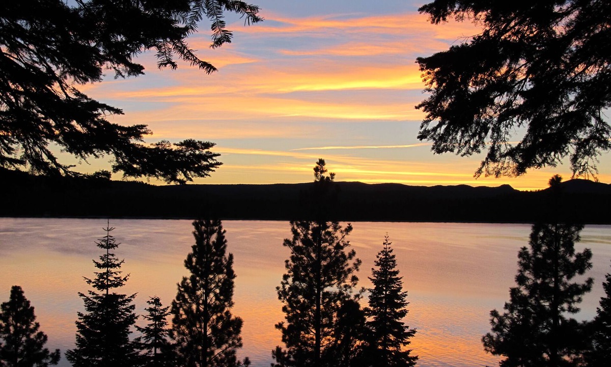 Lake Almanor Country Club House | 4 Season Vacation Rental at Lake Almanor CC. Gameroom, Sleeps 10. Fall Specials.
