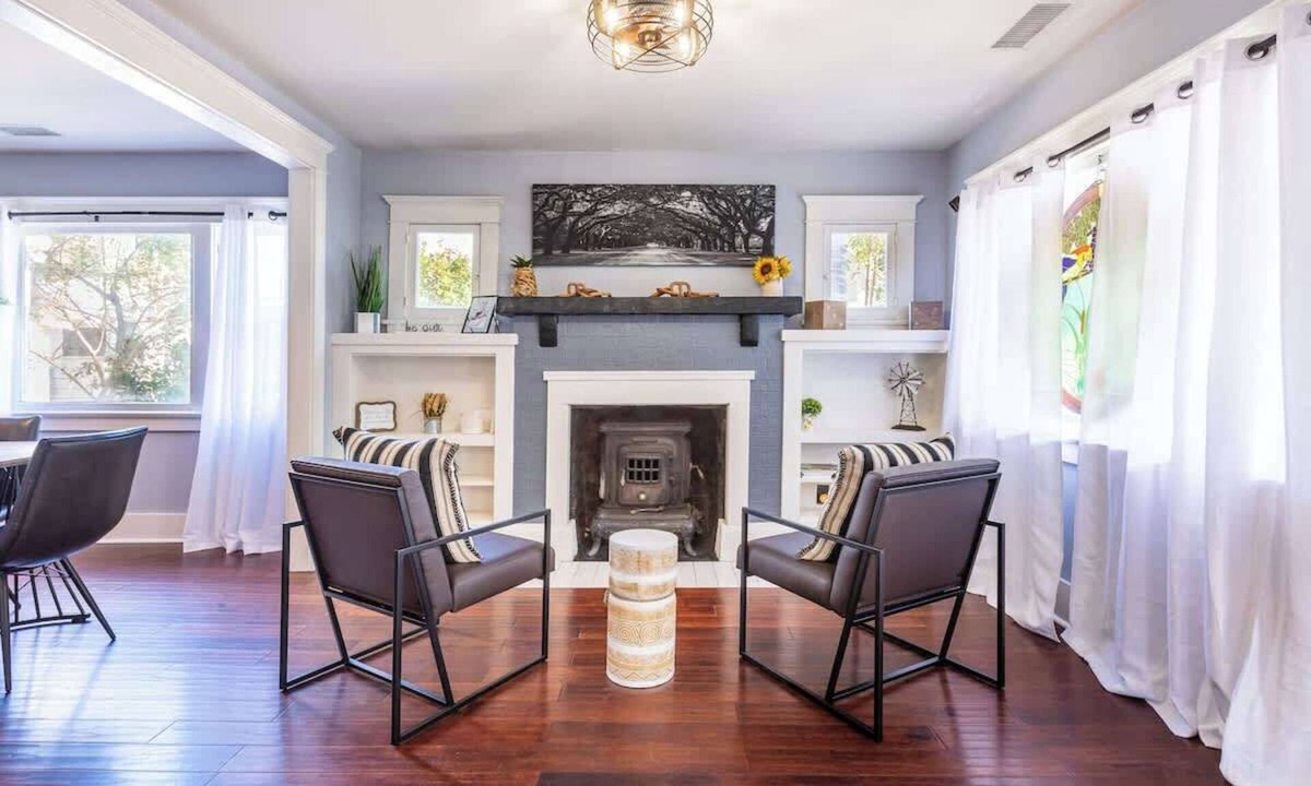 Riverside House | 4BR Craftsman|Wood Streets|Outdoor Bar & Movie Rm