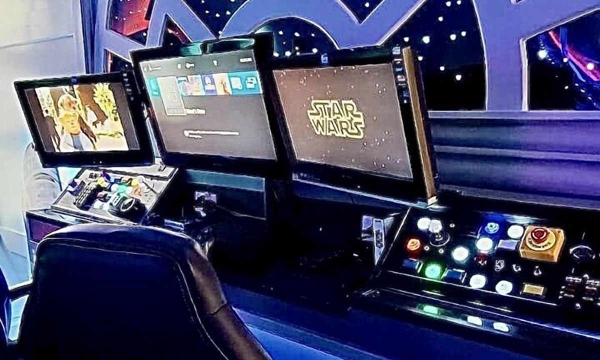 Sunset Lakes Villa | 5 BDR home 4 miles from disney * Exquisite Star Wars themed game room!
