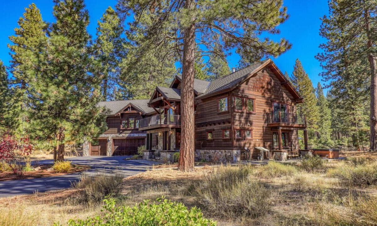 Truckee House | 5BR Luxury Mountain Home, 3 Acres, Hot Tub & Dogs Welcome