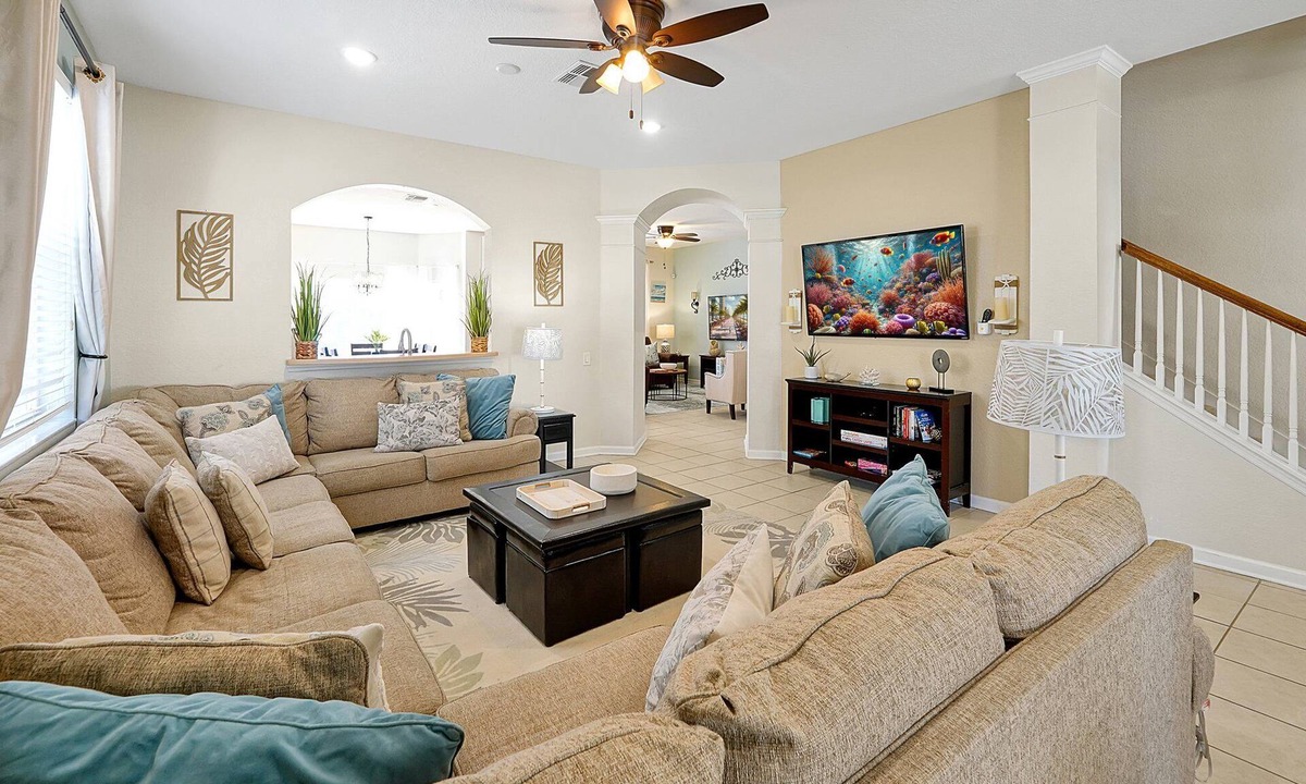 Windsor Hills Villa | 6 bed South Facing Pool/Spa Home Free Heat, Disney