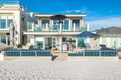 West Newport House | 6Br Beachfront Retreat, Patio And Balcony On Oceanfront By Beachview Rentals