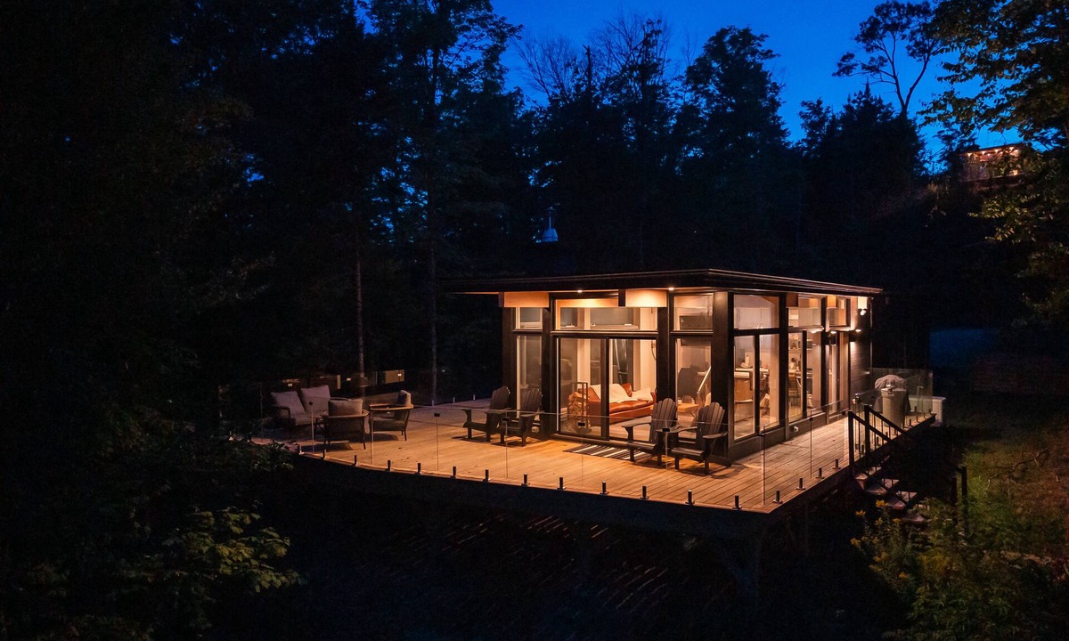 La Conception Cabin | A cabin of windows amongst the trees- 15 mins from Mont Tremblant!