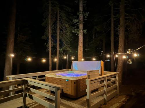 Kingswood Estates House | A-Frame Cabin - Hot Tub , BBQ , Family Fun
