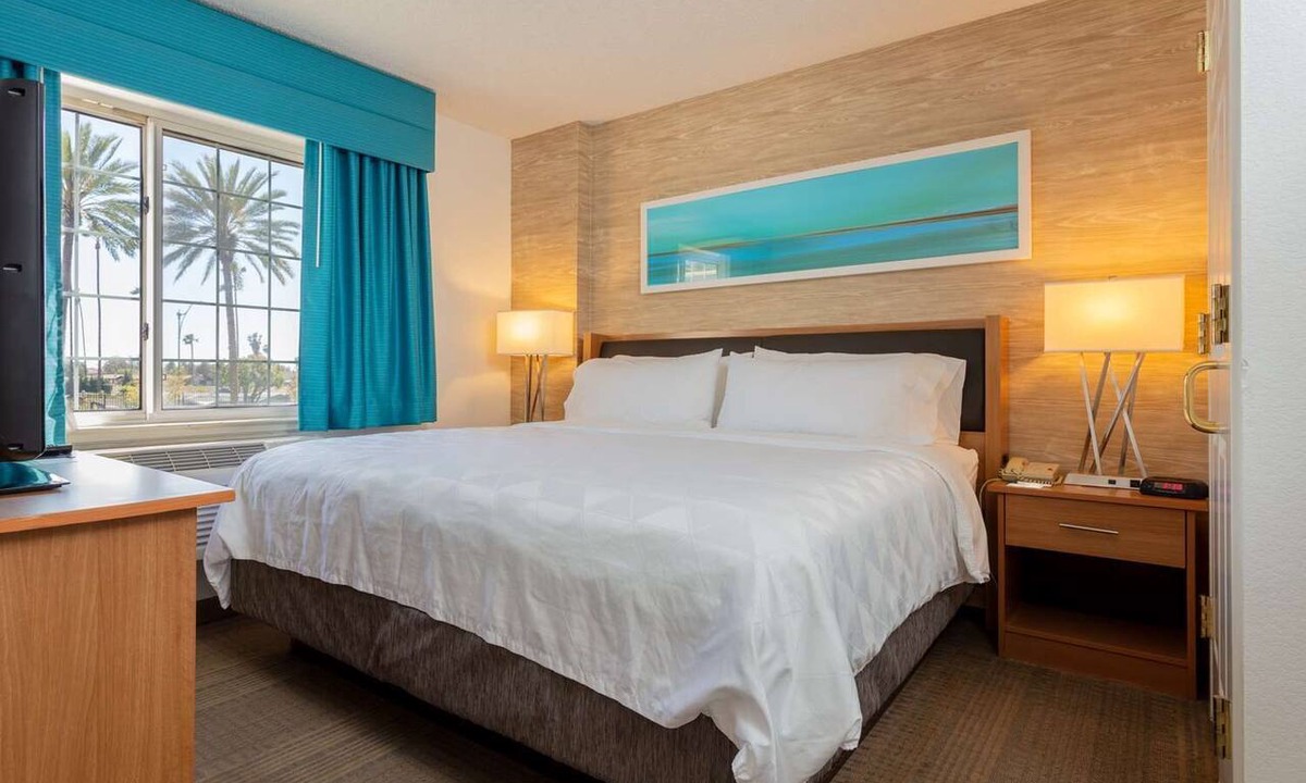 Anaheim Resort Hotel | A Magical Vacation Awaits! Close to Disneyland with Fitness Center!