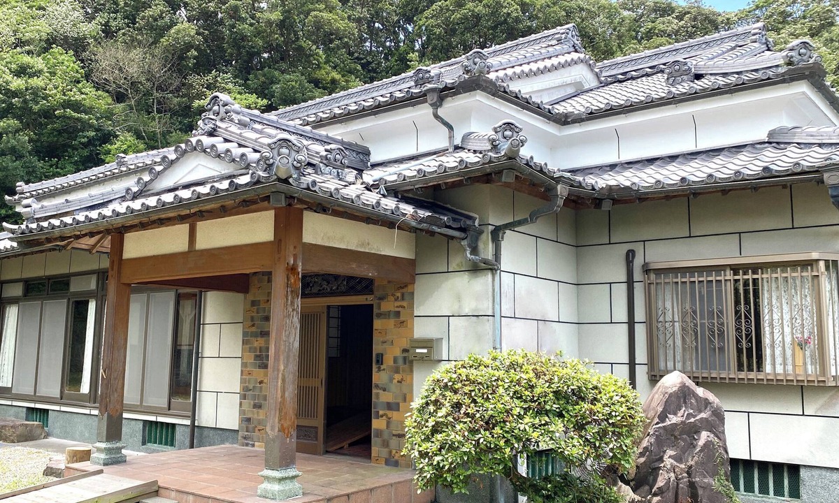 Kanoya House | A whole old minka house in a natural setting with an open-air bath