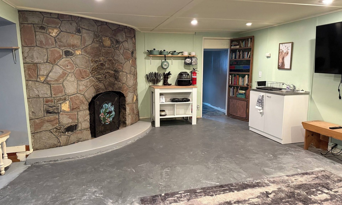 Dunsmuir Condo | Adorable 2- bedroom condo in cool Dunsmuir perfect for relaxing getaway