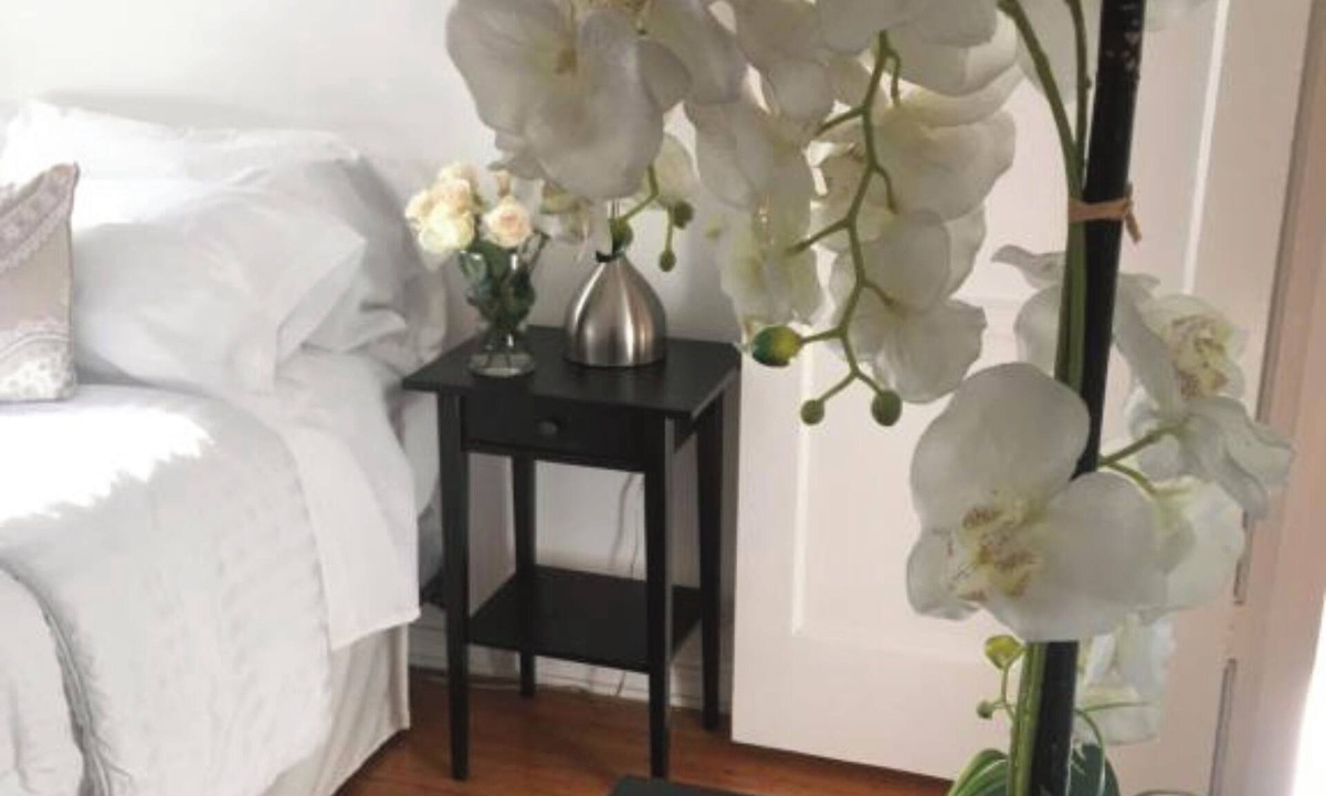 Faircrest Heights Cottage | Adorable Garden Cottage ~ A Lovely Escape with Private Gated Gardens
