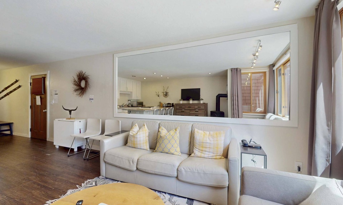 Truckee Condo | Adorable & stylish ski-in-ski-out condo with fireplace