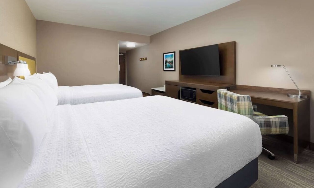 Oakhurst Hotel | Adventure Awaits! 14 miles to Yosemite Park South Entrance! Pool and Breakfast!