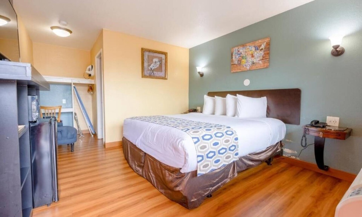 Loma Alta Hotel | Affordable and Comfortable Room Minutes from Surf and Sand