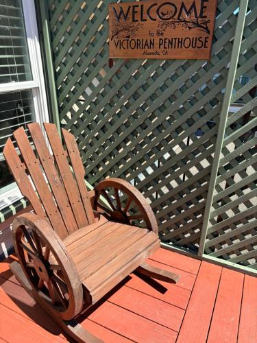 Alameda Apartment | Alameda 3BR luxury Penthouse 2 blocks to downtown 3 blocks to the beach AC and 2 free parking spaces