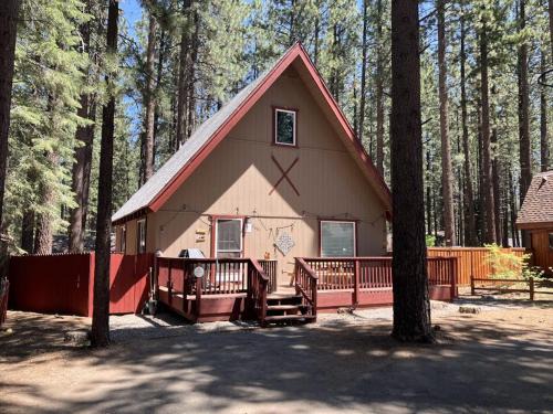 Black Bart House | All-season dog-friendly cabin with fireplace & deck - near Heavenly & beach