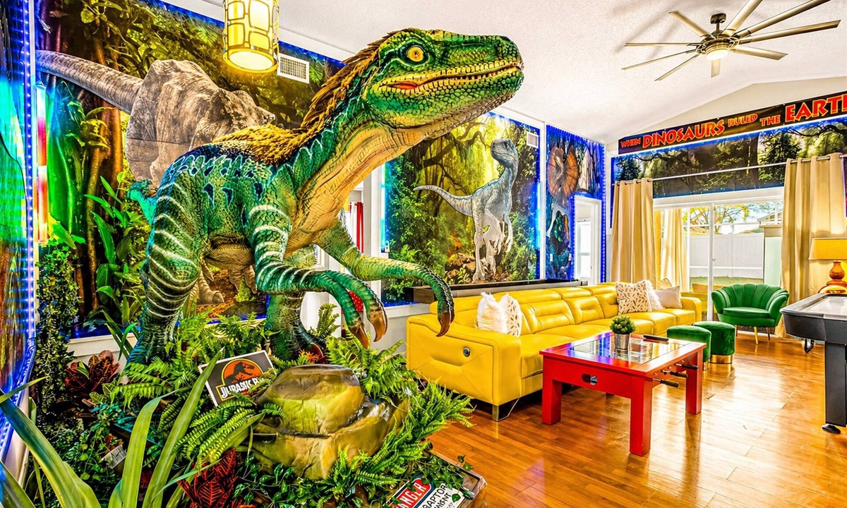 Clear Creek House | Animatronic Dinosaur | 5BR Near Disney, Theater, Private Heated Pool & 3 Kings