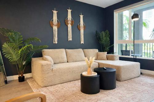 Lyon Street Apartment | Artistic Getaway 10 Min to Disneyland With Pool&GYM