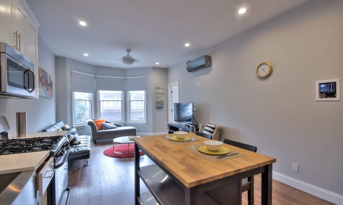Inner Mission Apartment | Attractive Modern Victorian Unit with 3 Features: AC, Great Walk Score & Loc