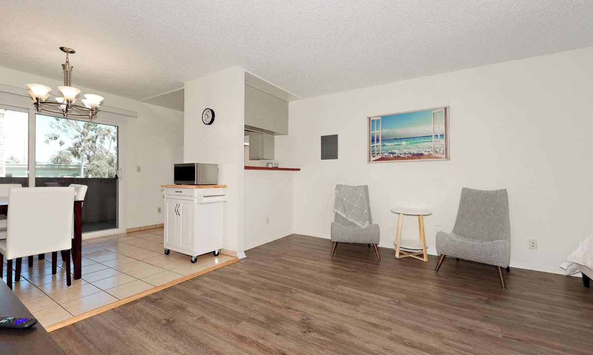Palms Apartment | Bagley 210- Apartment with AC in charming Los Angeles